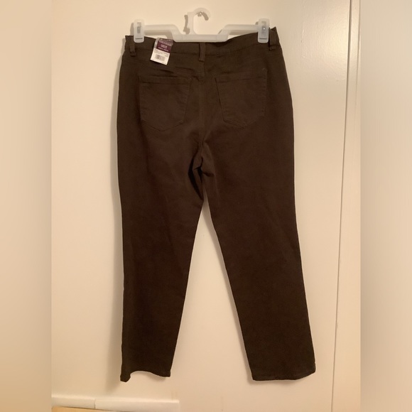 Gloria Vandebelt - Picture 1 of 2